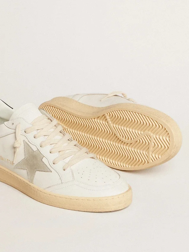 Ball Star avec étoile en daim gris glacé et languette de talon en cuir bleu
