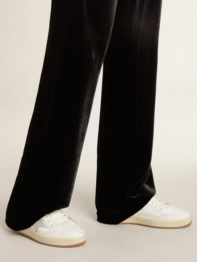 Ball Star avec étoile en daim gris glacé et languette de talon en cuir noir brillant