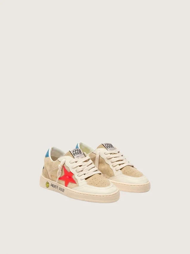 Ball Star Junior en daim beige avec étoile rouge et languette de talon bleu clair