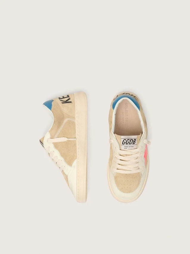 Ball Star Junior en daim beige avec étoile rouge et languette de talon bleu clair
