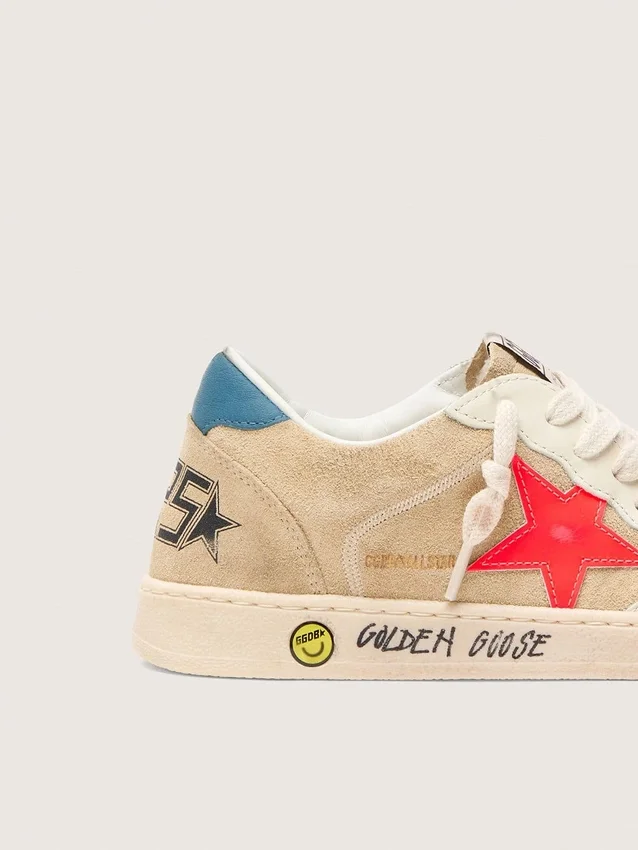 Ball Star Junior en daim beige avec étoile rouge et languette de talon bleu clair