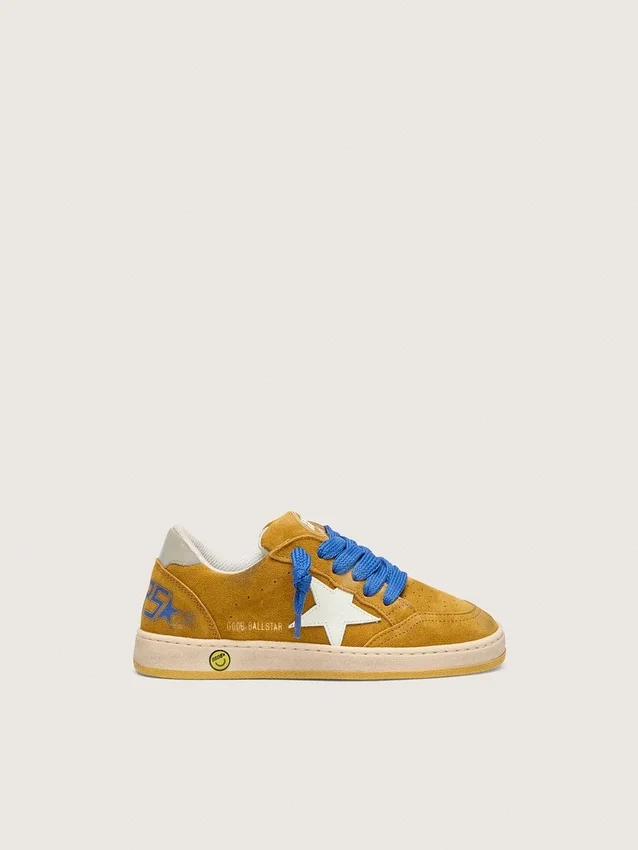 Ball Star Junior en daim ocre avec étoile et languette au talon en cuir blanc brillant
