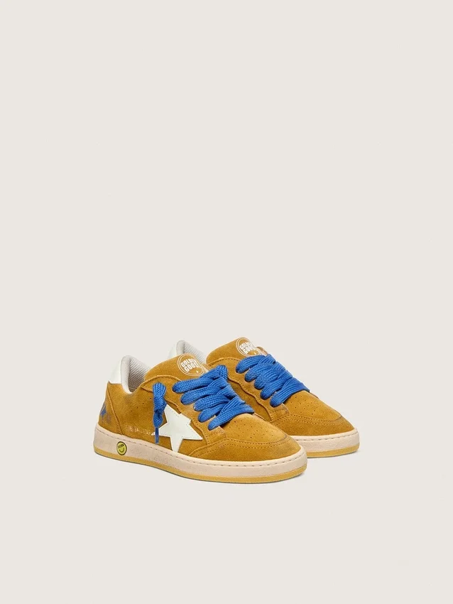 Ball Star Junior en daim ocre avec étoile et languette au talon en cuir blanc brillant