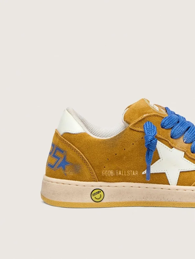 Ball Star Junior en daim ocre avec étoile et languette au talon en cuir blanc brillant