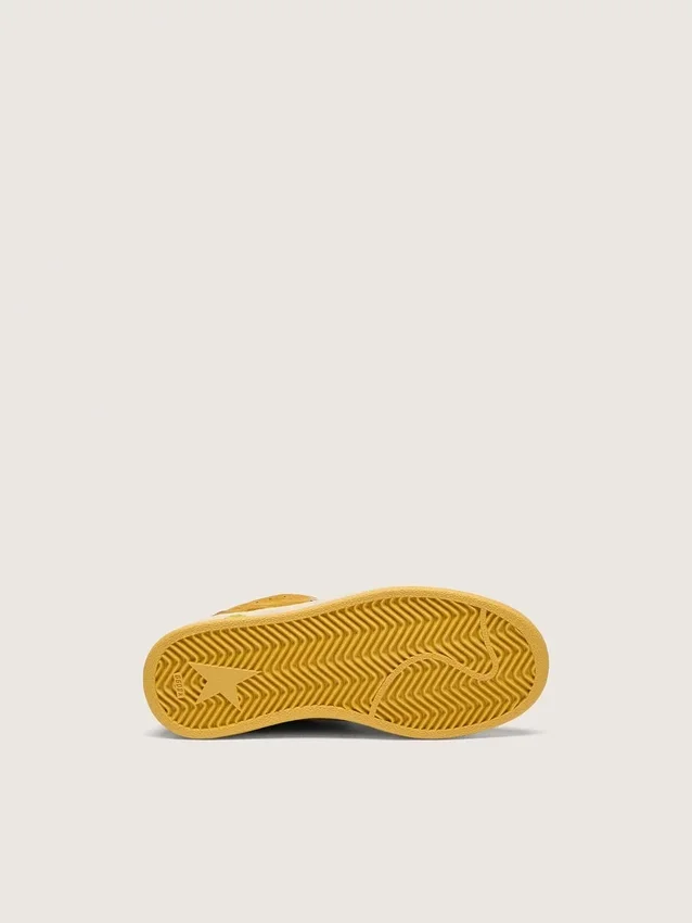 Ball Star Junior en daim ocre avec étoile et languette au talon en cuir blanc brillant