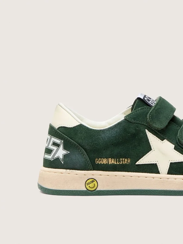 Ball Star Junior en daim vert forêt avec étoile et languette au talon en cuir crème