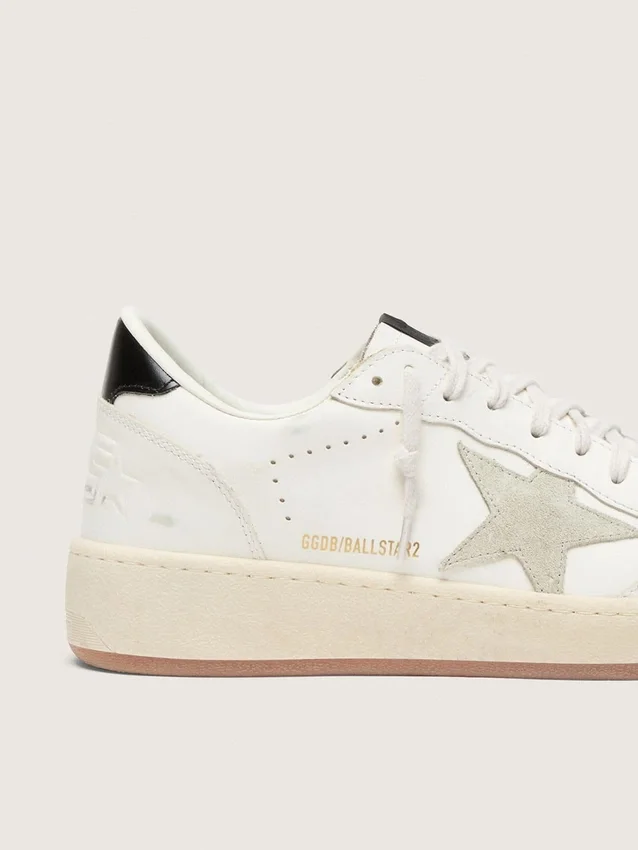 Ball Star avec étoile en daim gris glacé et languette de talon en cuir noir brillant