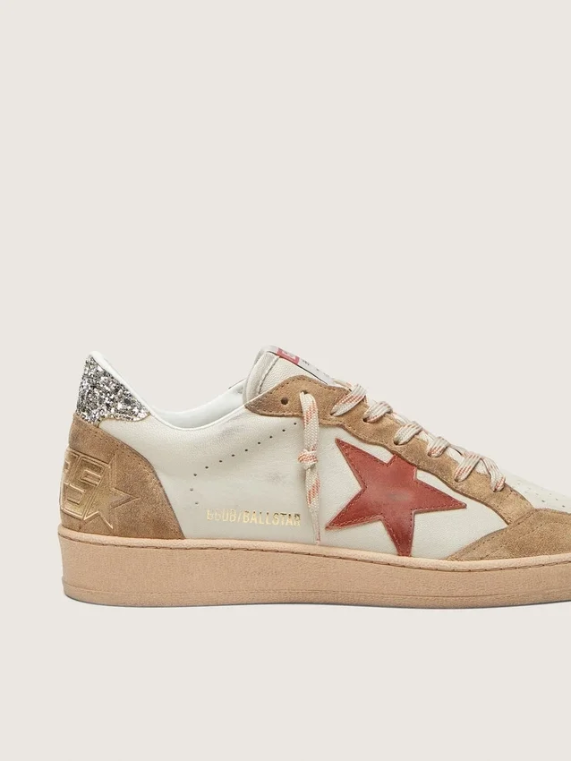 Ball Star pour femme en cuir crème avec étoile en cuir rouge brique et empiècements en daim