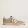 Ball Star pour femme en daim beige avec étoile en cuir métallisé doré et lettrage en perles