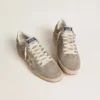 Ball Star pour femme en daim beige avec étoile en cuir métallisé doré et lettrage en perles