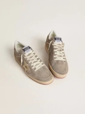 Ball Star pour femme en daim beige avec étoile en cuir métallisé doré et lettrage en perles