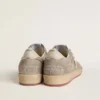 Ball Star pour femme en daim beige avec étoile en cuir métallisé doré et lettrage en perles