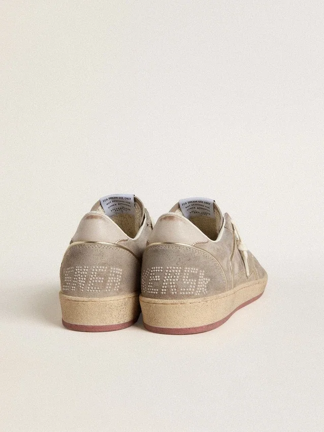 Ball Star pour femme en daim beige avec étoile en cuir métallisé doré et lettrage en perles