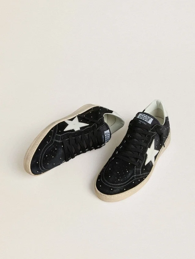 Ball Star pour femme en daim noir avec clous et étoile en cuir blanc