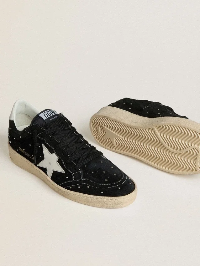 Ball Star pour femme en daim noir avec clous et étoile en cuir blanc