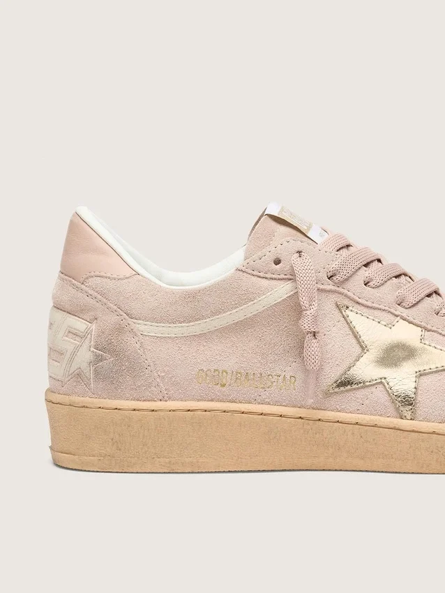 Ball Star pour femme en daim rose poudré avec une étoile dorée métallisée