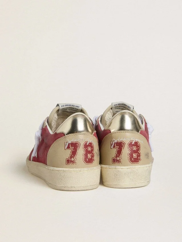 Ball Star pour femme en daim rouge avec étoile en daim craquelé blanc et languette de talon en cuir platine