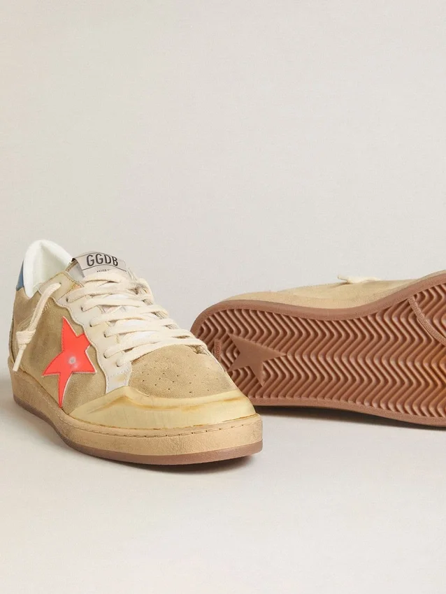 Ball Star pour homme en daim beige avec étoile en cuir corail et languette de talon en nappa bleue