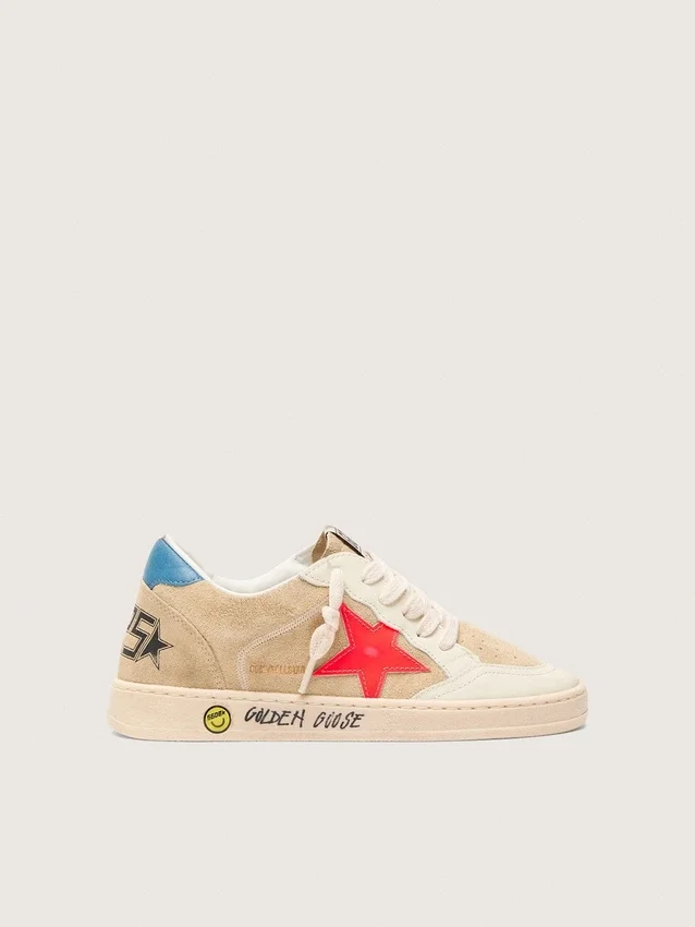 Ball Star Young en daim beige avec étoile rouge et languette de talon bleu clair