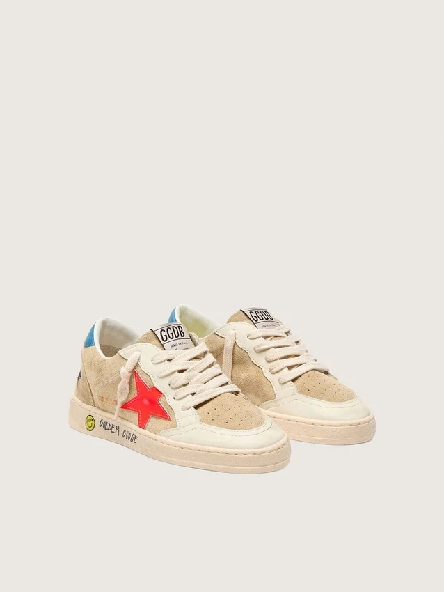 Ball Star Young en daim beige avec étoile rouge et languette de talon bleu clair