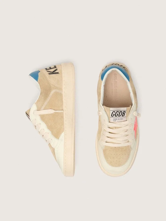 Ball Star Young en daim beige avec étoile rouge et languette de talon bleu clair