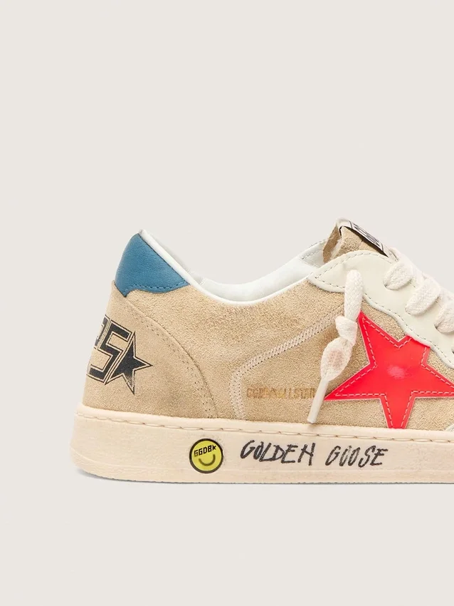 Ball Star Young en daim beige avec étoile rouge et languette de talon bleu clair