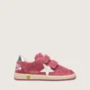 Ball Star Young en daim rouge avec étoile en cuir blanc et languette de talon argent métallisé