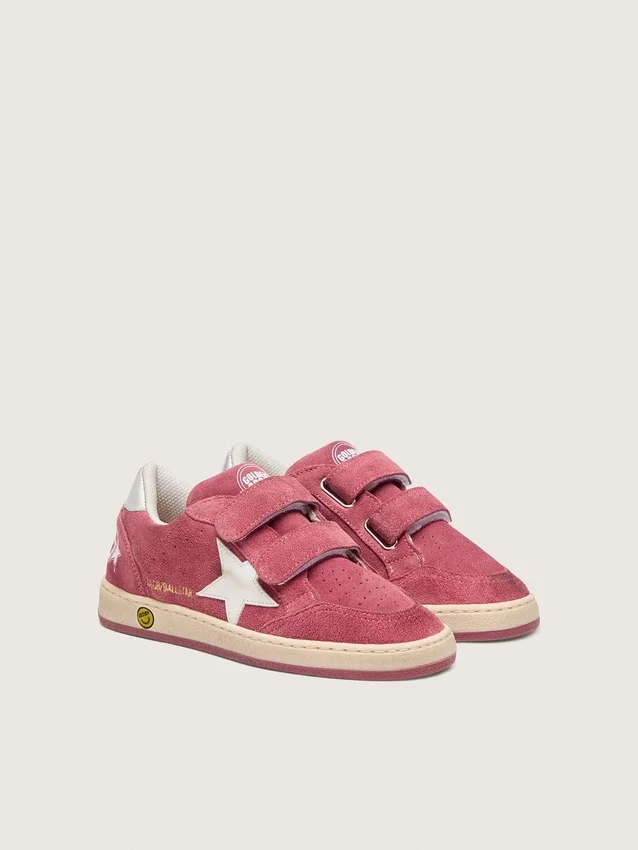 Ball Star Young en daim rouge avec étoile en cuir blanc et languette de talon argent métallisé