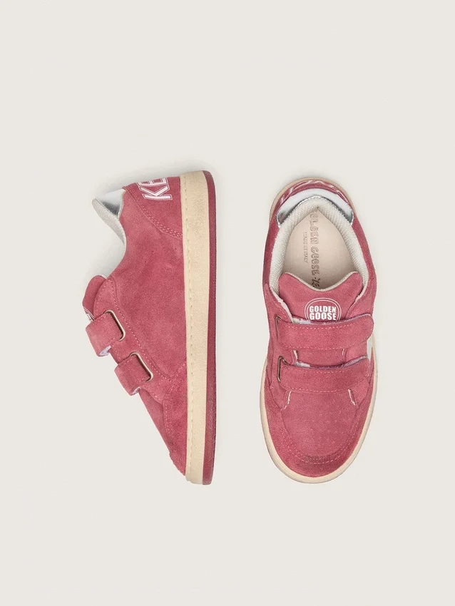Ball Star Young en daim rouge avec étoile en cuir blanc et languette de talon argent métallisé