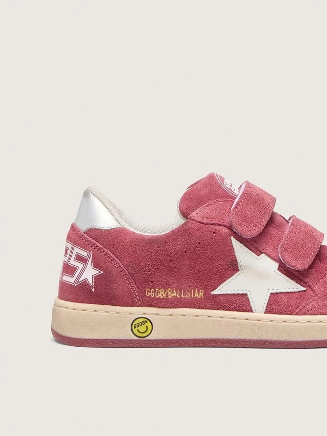 Ball Star Young en daim rouge avec étoile en cuir blanc et languette de talon argent métallisé