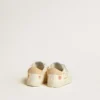 Baskets pour bébé en cuir nappa avec motif de roses roses et étoile en daim blanc