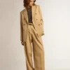 Blazer femme à double boutonnage couleur sable avec boutons héraldiques dorés