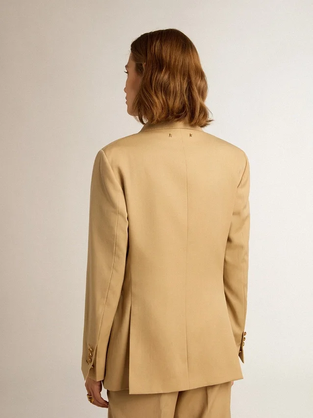 Blazer femme à double boutonnage couleur sable avec boutons héraldiques dorés