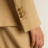 Blazer femme à double boutonnage couleur sable avec boutons héraldiques dorés