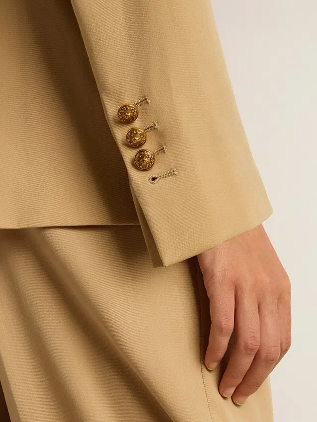 Blazer femme à double boutonnage couleur sable avec boutons héraldiques dorés