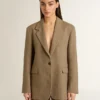 Blazer femme à simple boutonnage en chevrons couleur sable