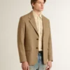 Blazer homme à simple boutonnage en mélange de lin à motif chevrons couleur sable.