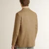 Blazer homme à simple boutonnage en mélange de lin à motif chevrons couleur sable.