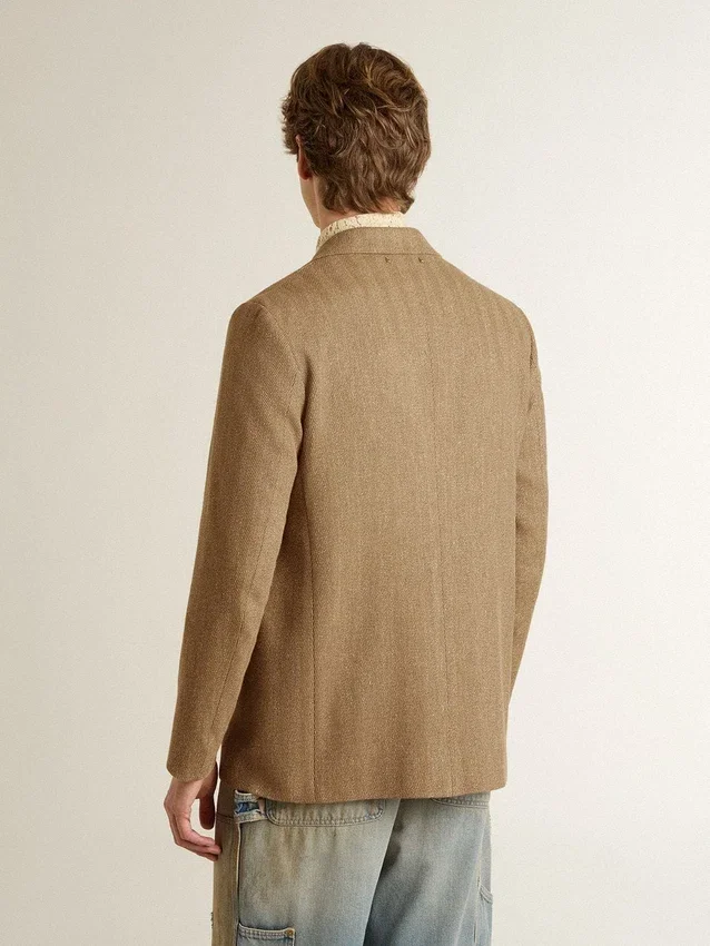 Blazer homme à simple boutonnage en mélange de lin à motif chevrons couleur sable.