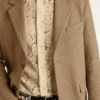 Blazer homme à simple boutonnage en mélange de lin à motif chevrons couleur sable.