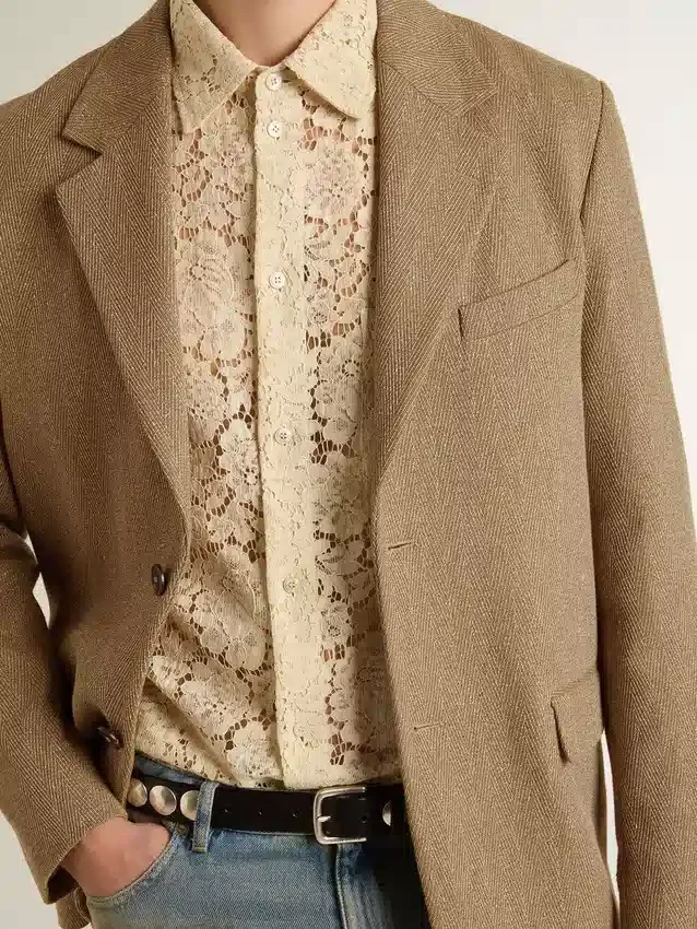 Blazer homme à simple boutonnage en mélange de lin à motif chevrons couleur sable.