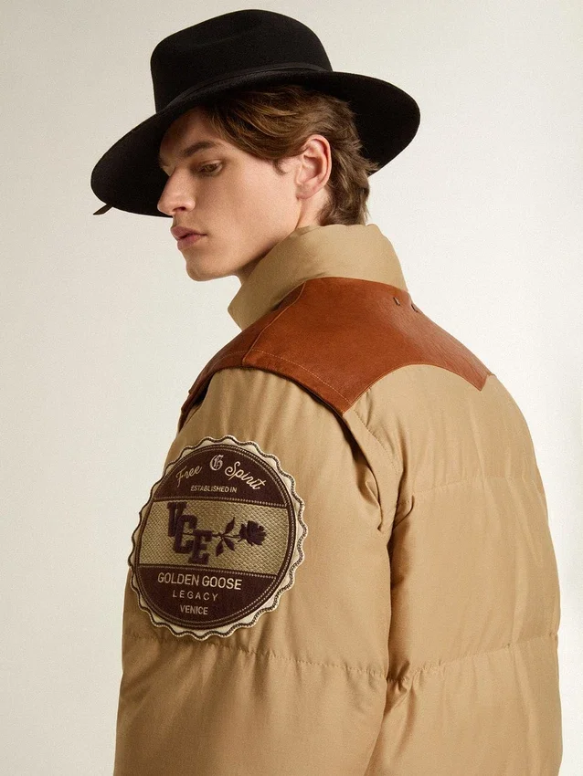 Blouson aviateur beige avec détails en cuir et patchs