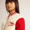 Blouson aviateur pour enfant en coton beige et rouge avec broderie sur la poitrine