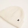 Bonnet en laine blanc avec étoile noire
