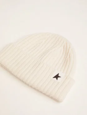 Bonnet en laine blanc avec étoile noire