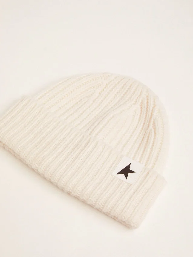Bonnet en laine blanc avec étoile noire