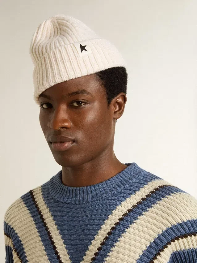 Bonnet en laine blanc avec étoile noire