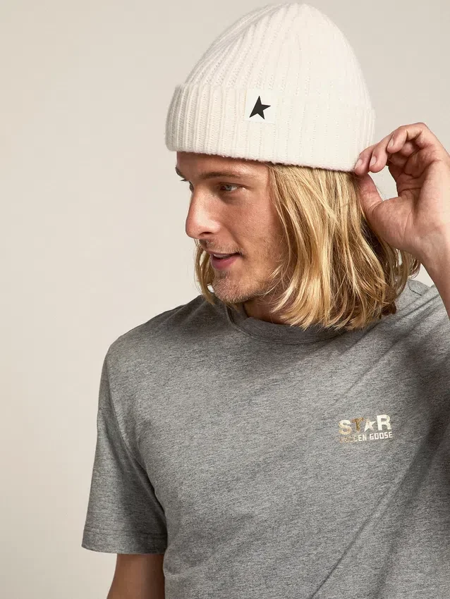 Bonnet en laine blanc avec étoile noire