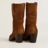 Bottes basses Wish Star en daim cognac avec étoile brodée ton sur ton