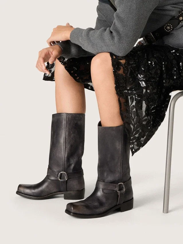 Bottes motardes hautes pour femme en cuir noir avec bride et boucle argentée
